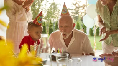 Opa feiert seinen 70. in der Familie.