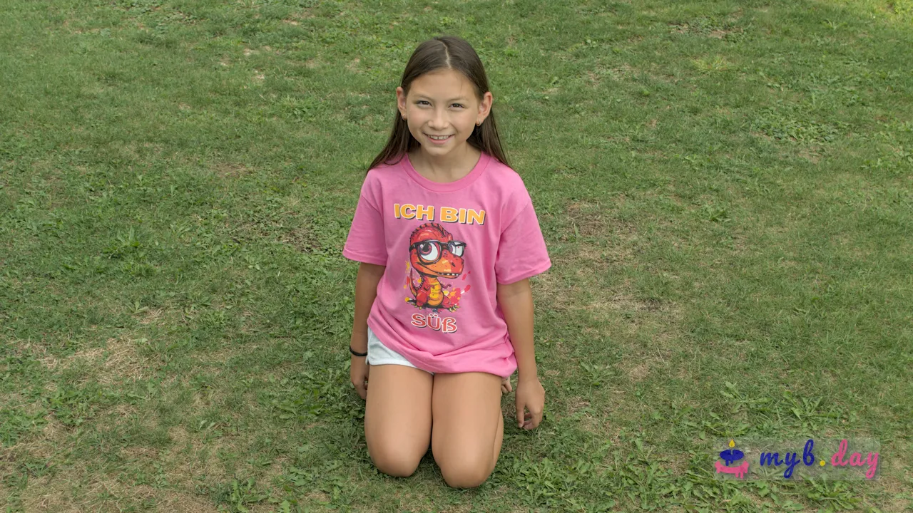 Hanna mit dem T-Shirt für Kids  im Garten.